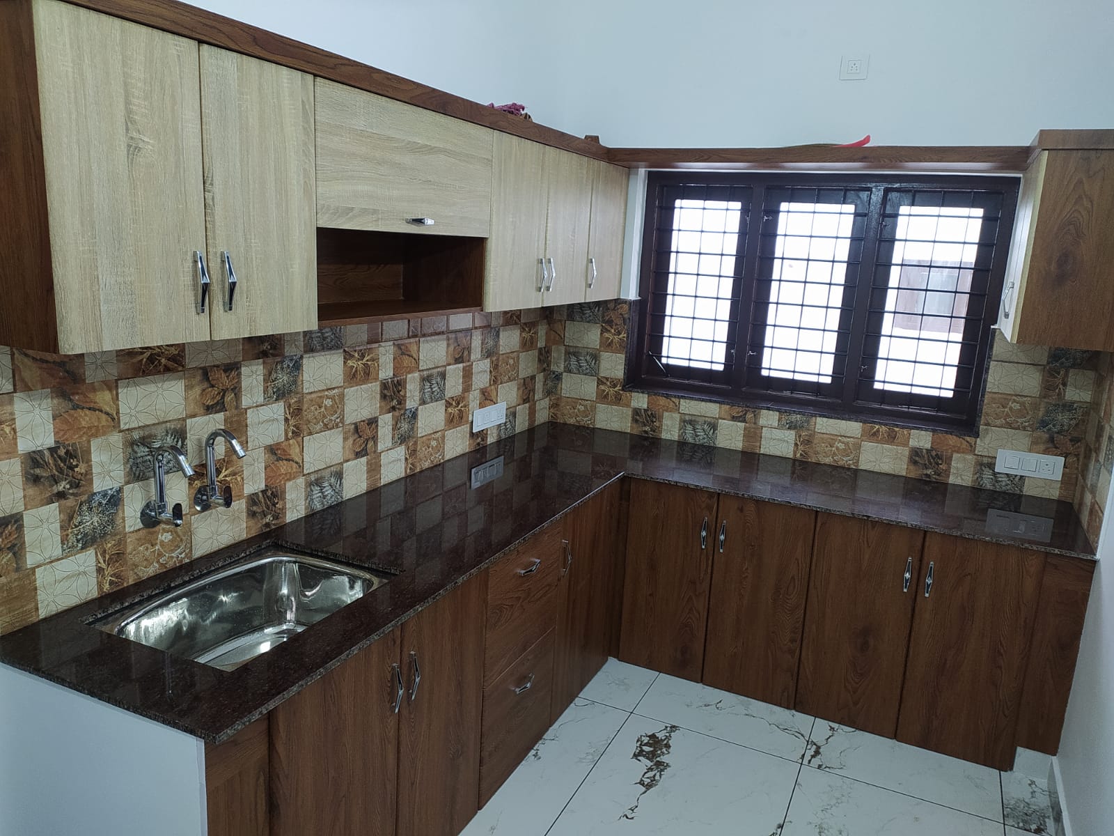8.5 cent of land with old house Aluva Desam