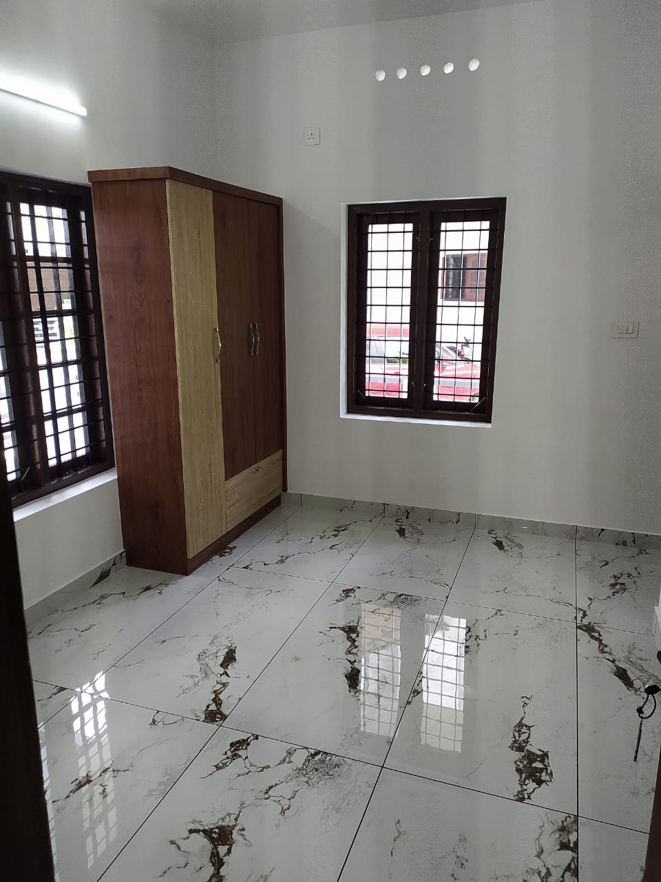 8.5 cent of land with old house Aluva Desam