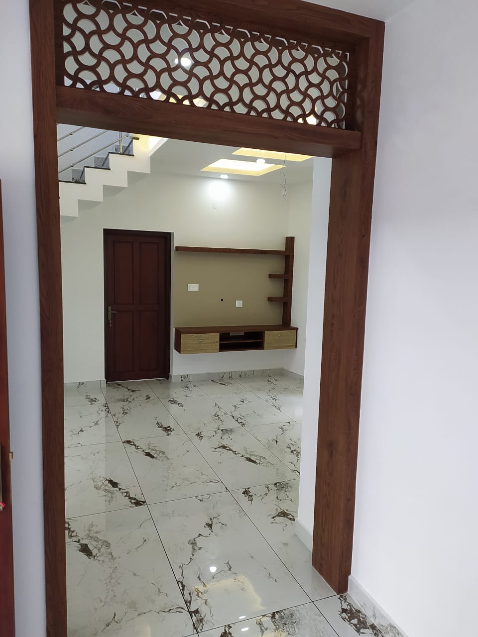 8.5 cent of land with old house Aluva Desam
