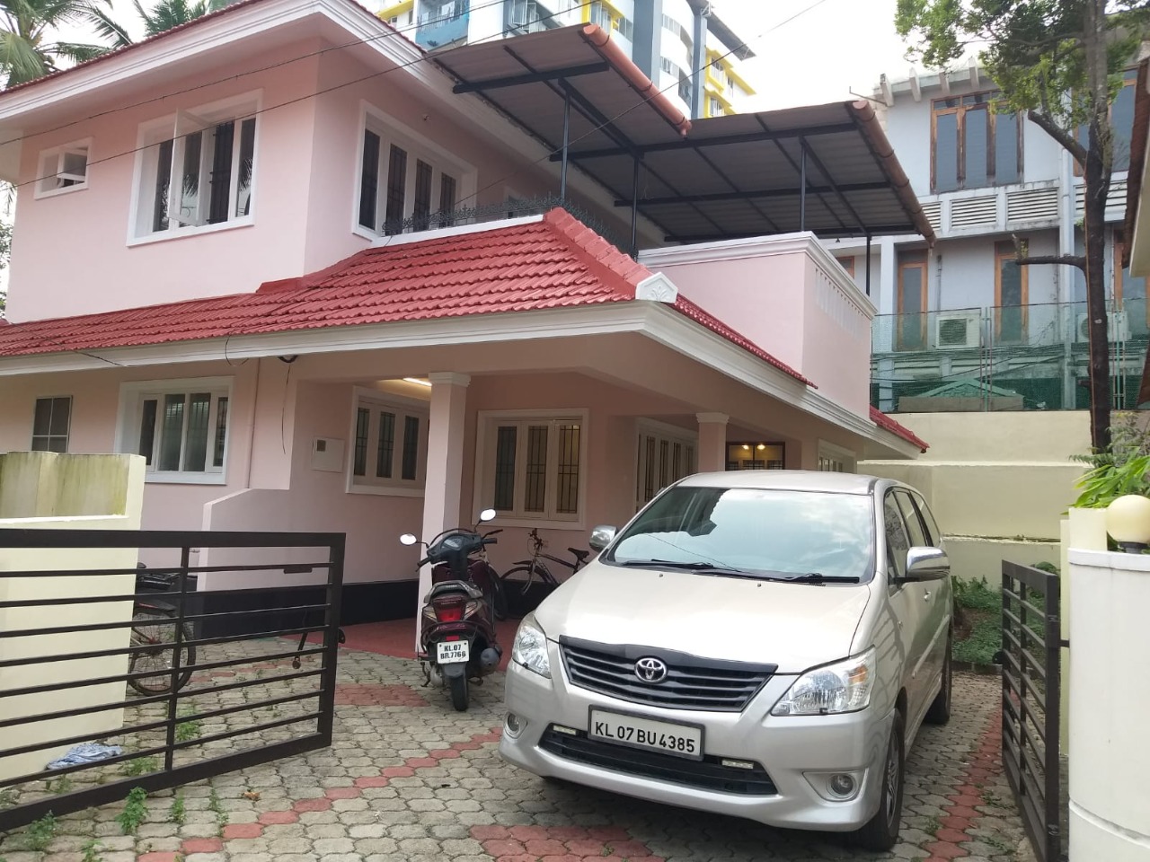 3 BHK Fully Furnished first floor available 1500 sqft