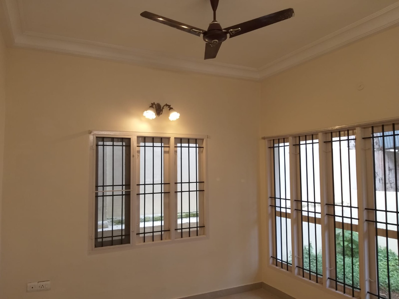 3 BHK Fully Furnished first floor available 1500 sqft