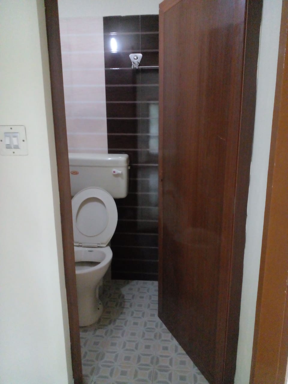 3BHK Semifurnished House is on first floor of a building1000sqft