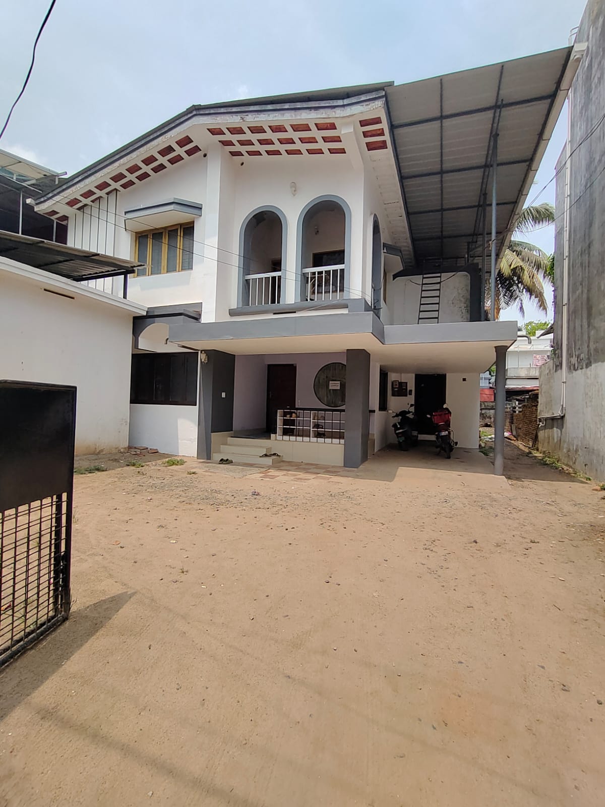 4BHK 2 Storied Unfurnished House 3000sqft in Kaloor