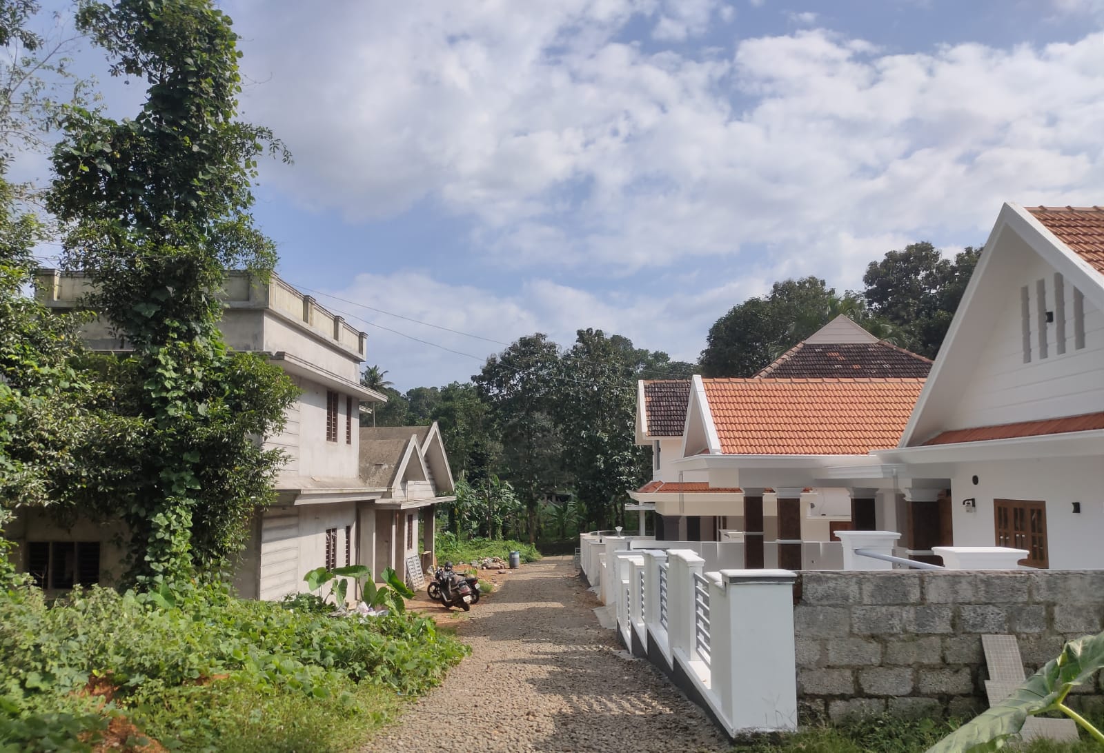 3BHK Semifurnished House is on first floor of a building1000sqft