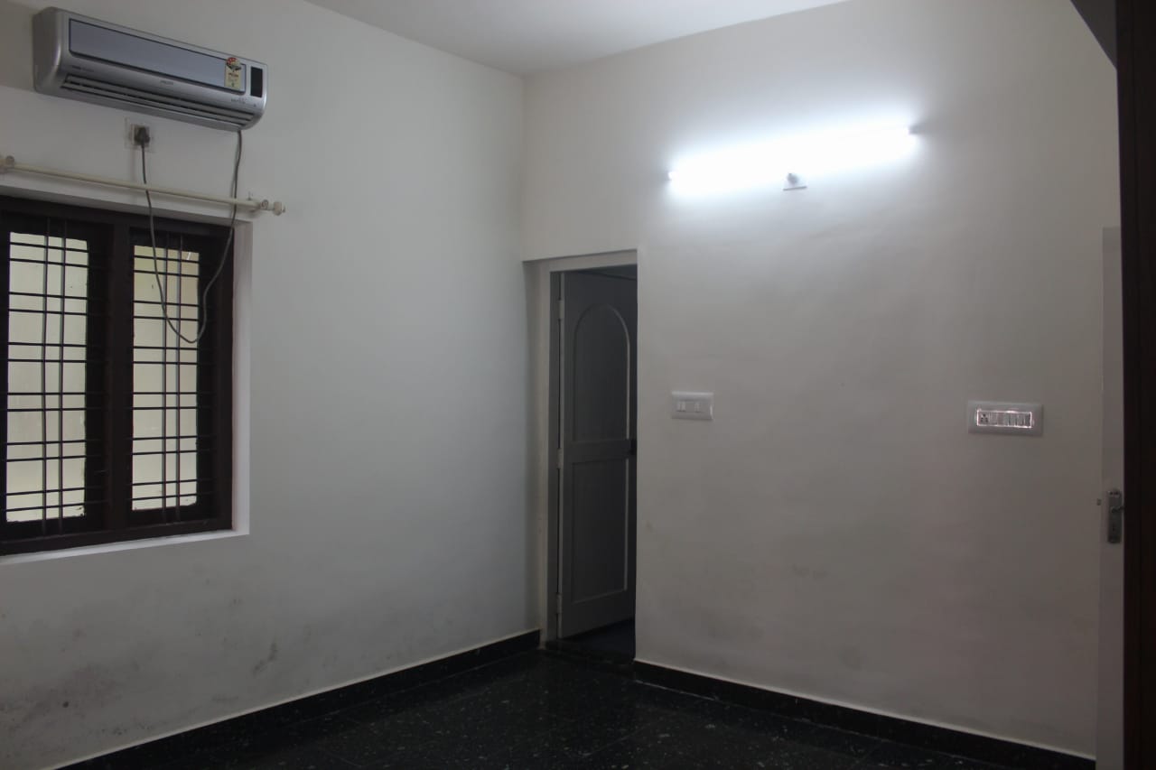 2BHK + Study room Fully Furnished Flat in Kakkanad , 930sqft