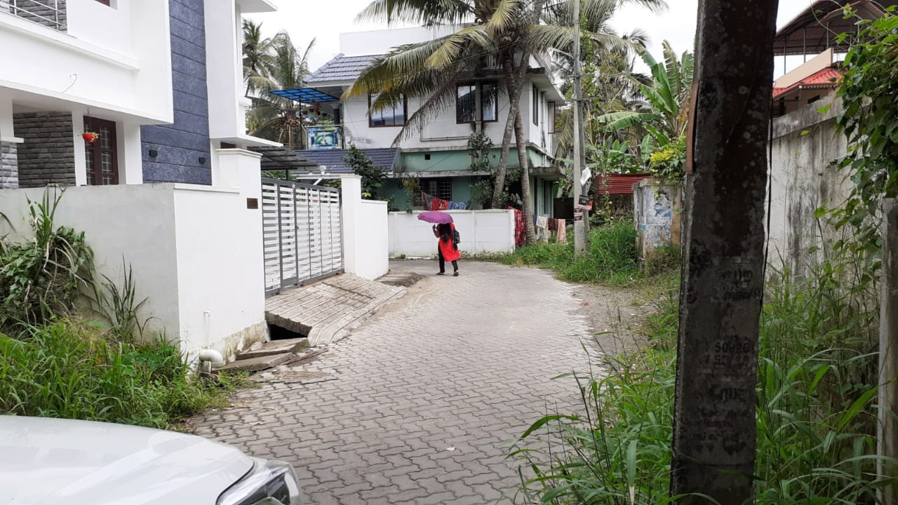 10 Cents of Land with an old House - for sale in Kundanoor Maradu, Kochi ( Ernakulam ), Kerala