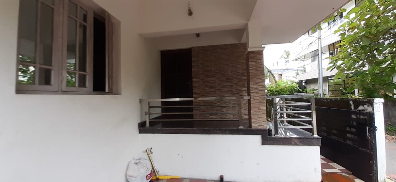 2BHK Fully Furnished Flat in  Kunjanbava road, Kadavanthra,  1250 sqft