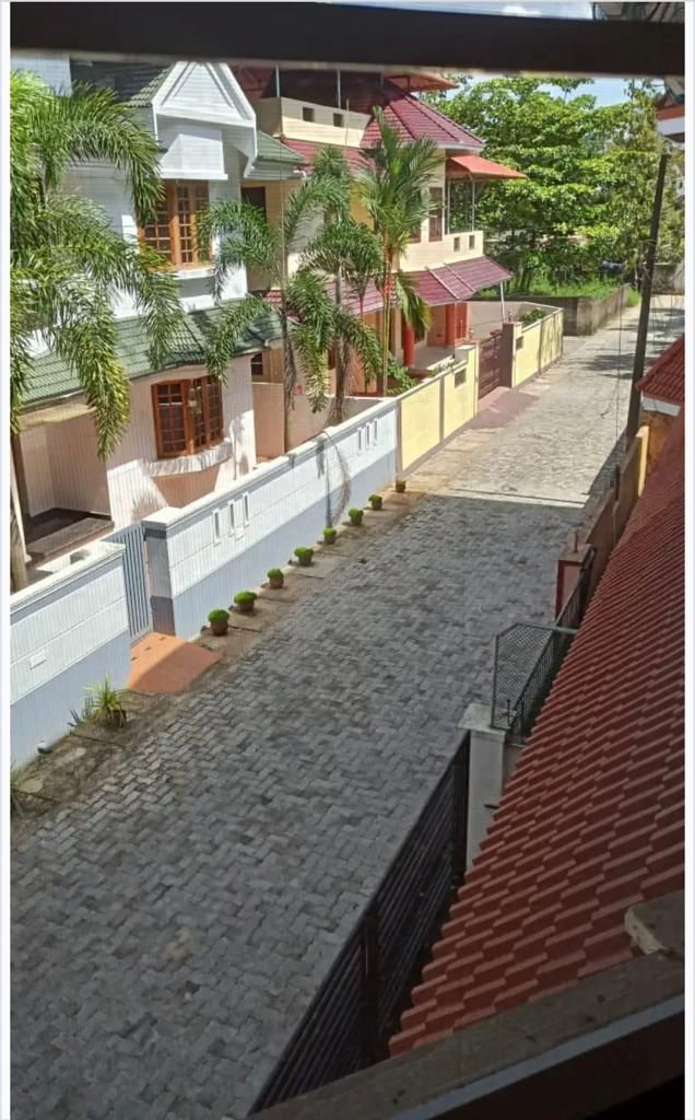 4BHK Semifurnished House with 3.5cent in Kundanoor, Maradu