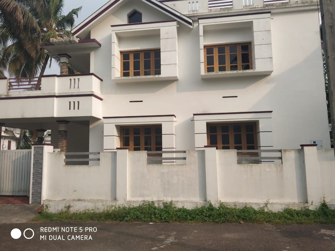 5BHK Semifurnished House with 10cent 2500sqft in Vyttila - for sale in Vyttila, Kochi ( Ernakulam ), Kerala
