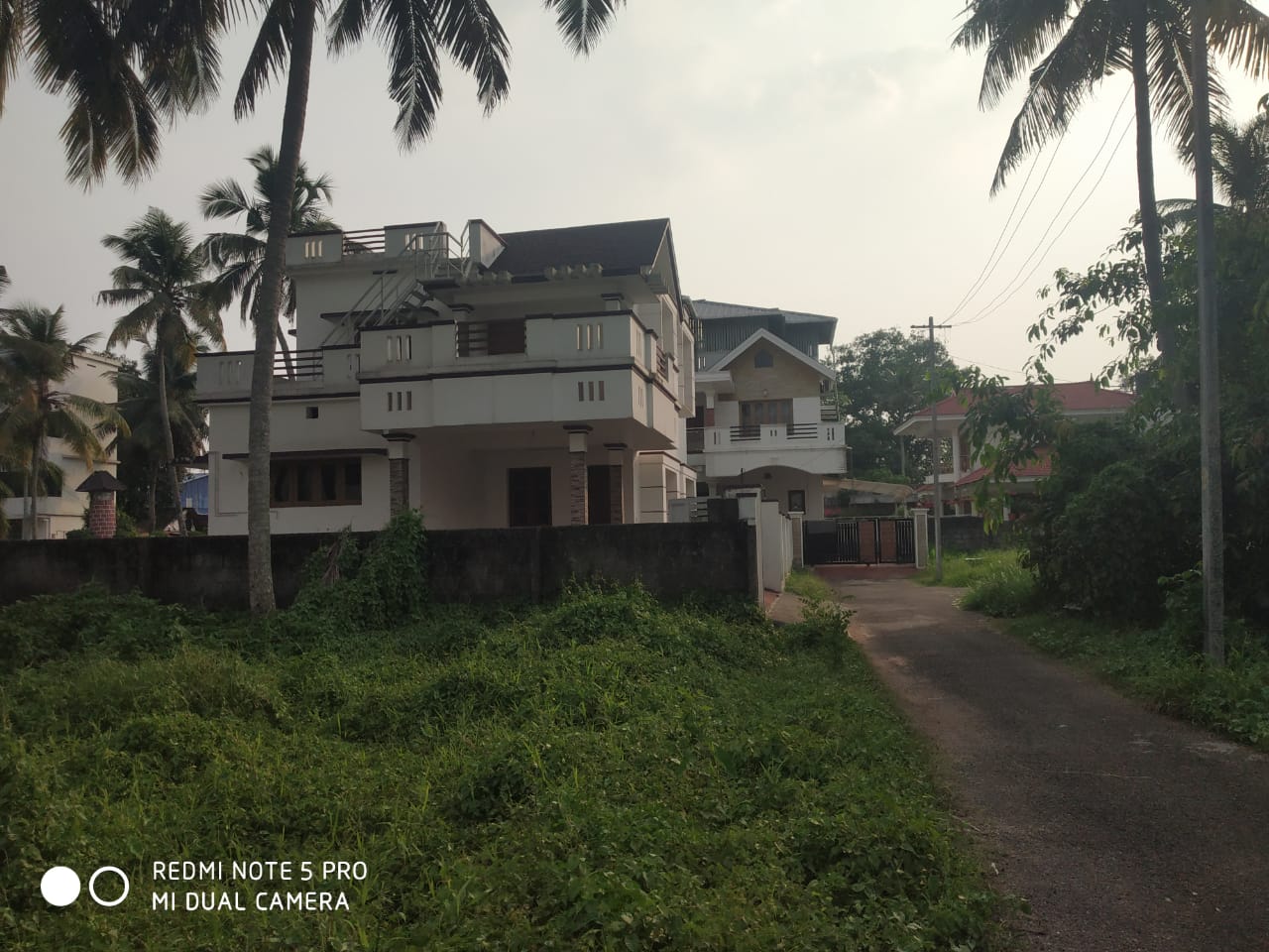 5BHK Semifurnished House with 10cent 2500sqft in Vyttila