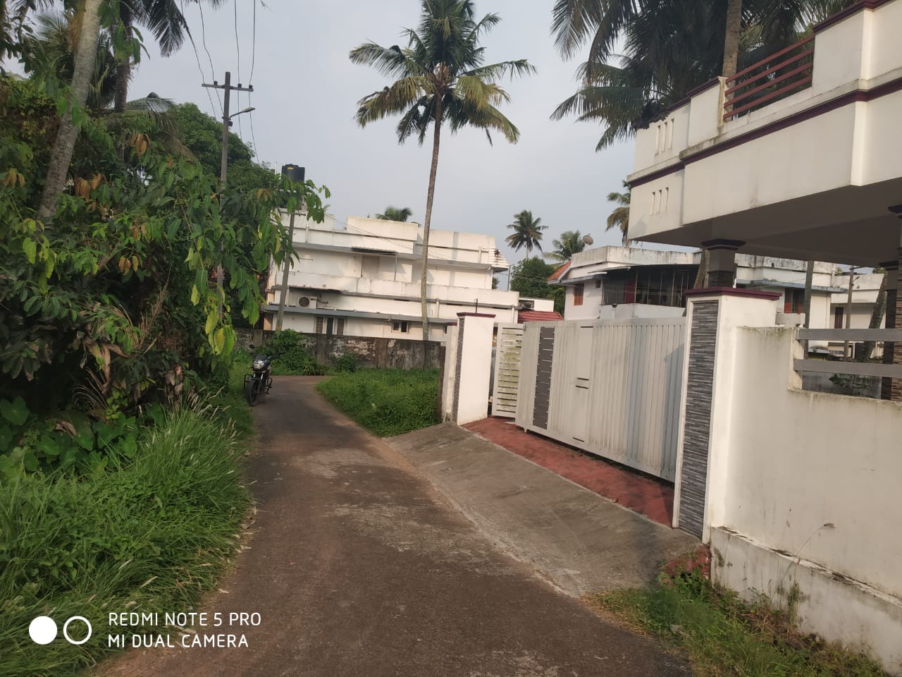 5BHK Semifurnished House with 10cent 2500sqft in Vyttila