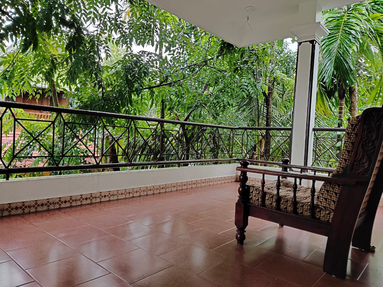 4BHK Semifurnished House with 7 Cents land 2000sqft - for sale in Nettoor , Kochi ( Ernakulam ), Kerala