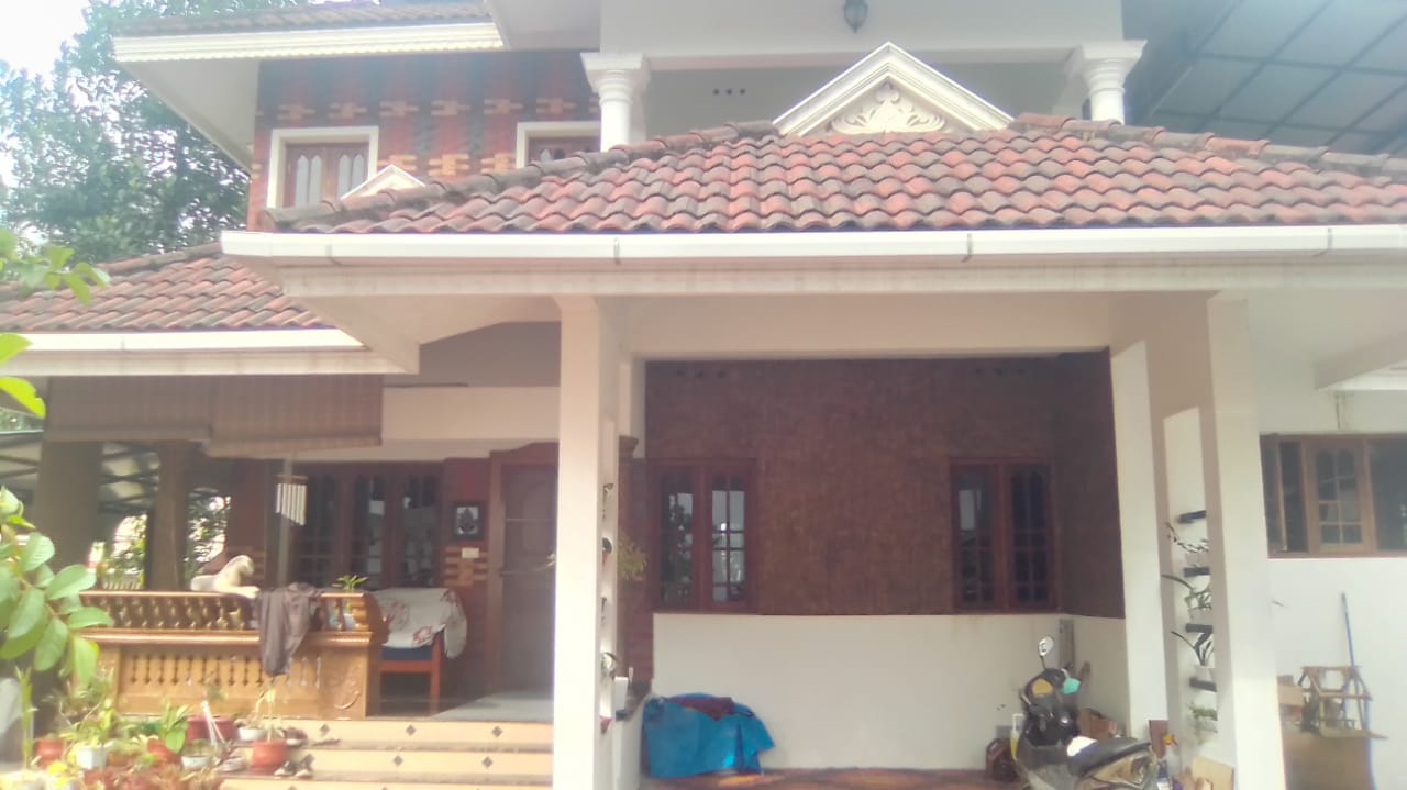 5BHK Semifurnished House with 10Cents Land 2850sqft - for sale in Maradu, Kochi ( Ernakulam ), Kerala