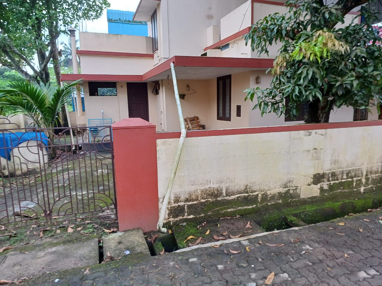 6 cents of Land with old house in Nettoor, Maradu