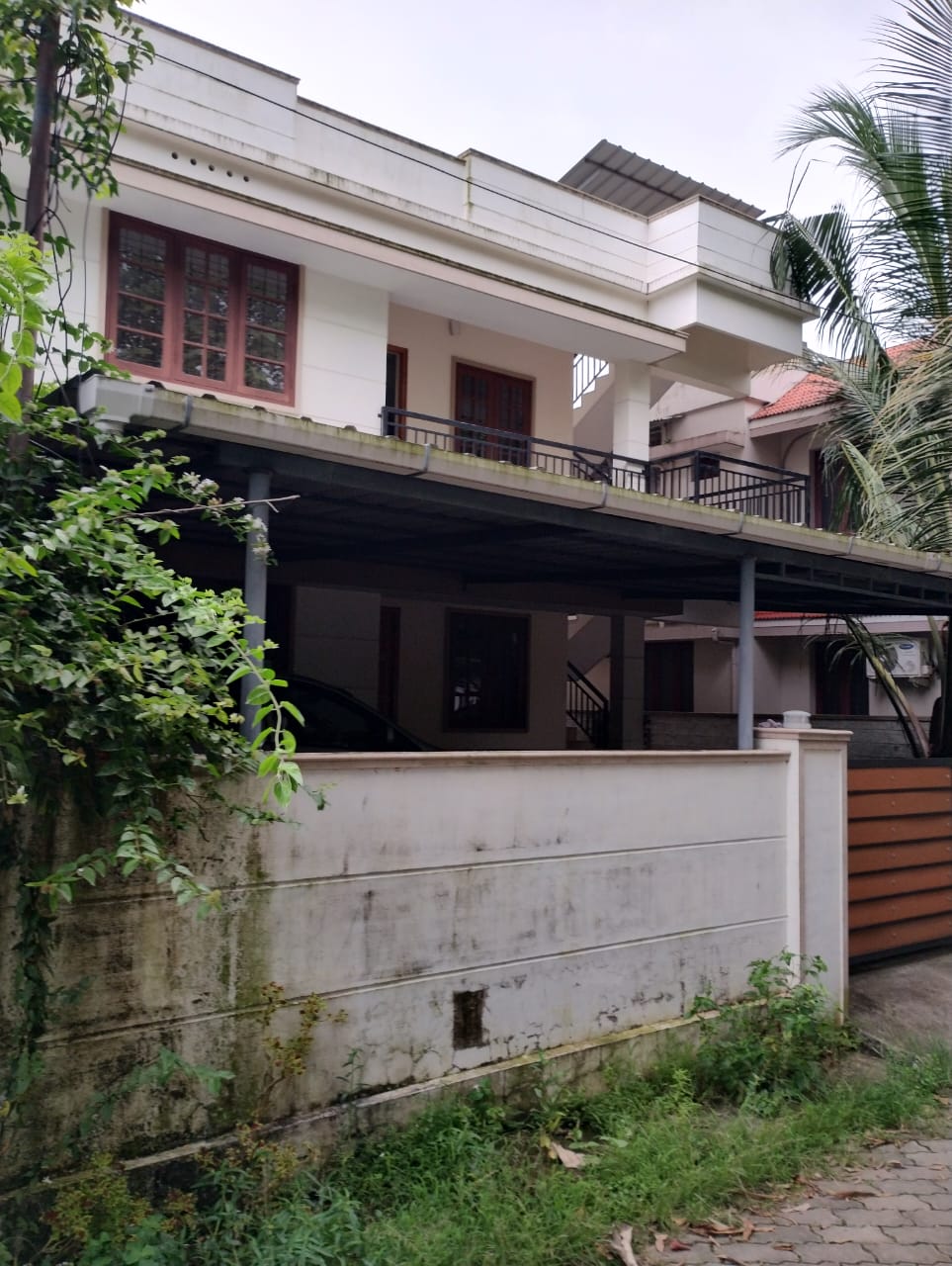 6BHK Semifurnished House with 5.5cent 2600sqft