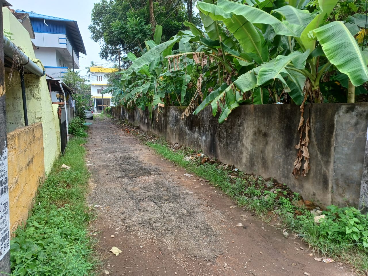 9.800cent of land in Kundanoor, Maradu