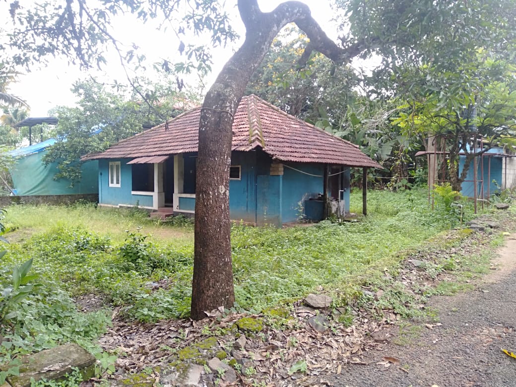 10 Cents of Land with an old house - for sale in Mulanthuruthy, Kochi ( Ernakulam ), Kerala