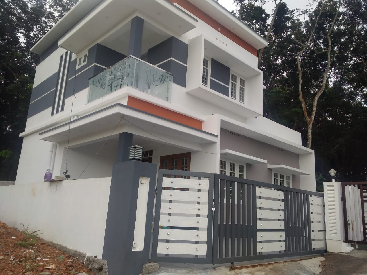 3 BHK Semifurnished house with 5.5cent 1600 sqft