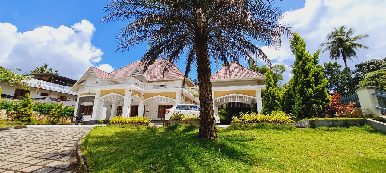1800 sqft, 3BHK Semifurnished House in Chembumukk