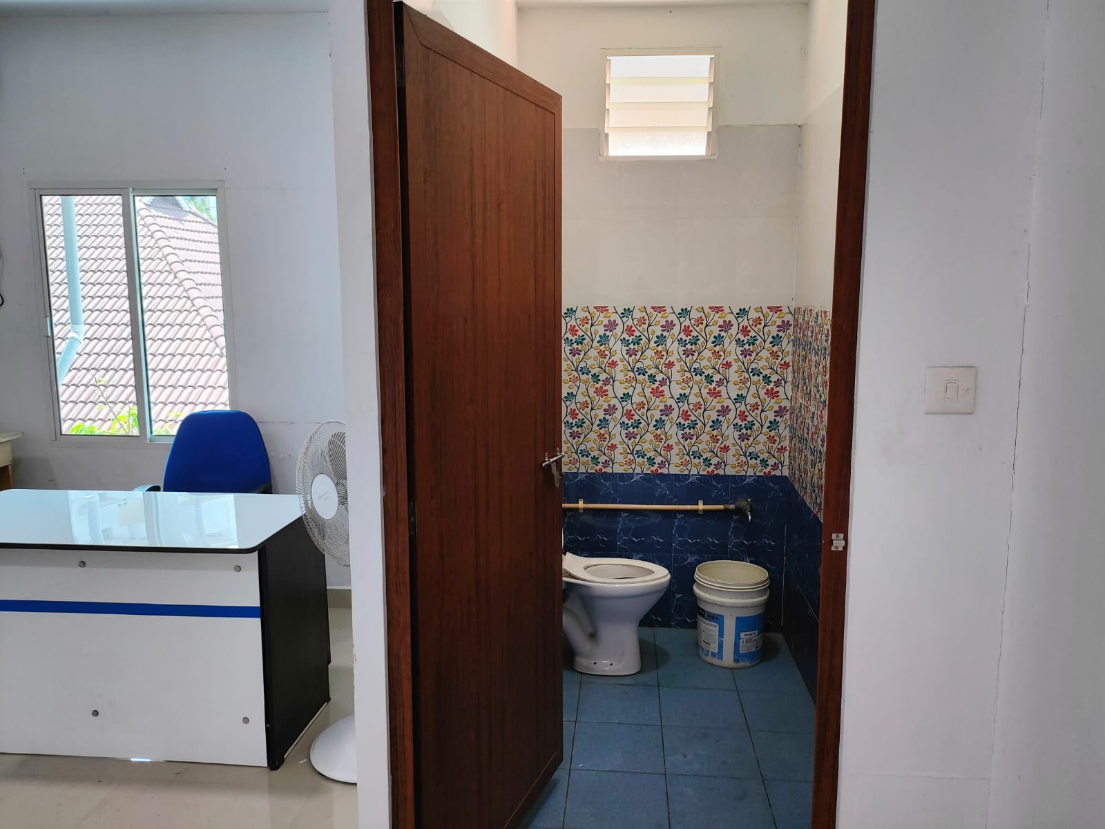 700sqft Semi furnished Office space
