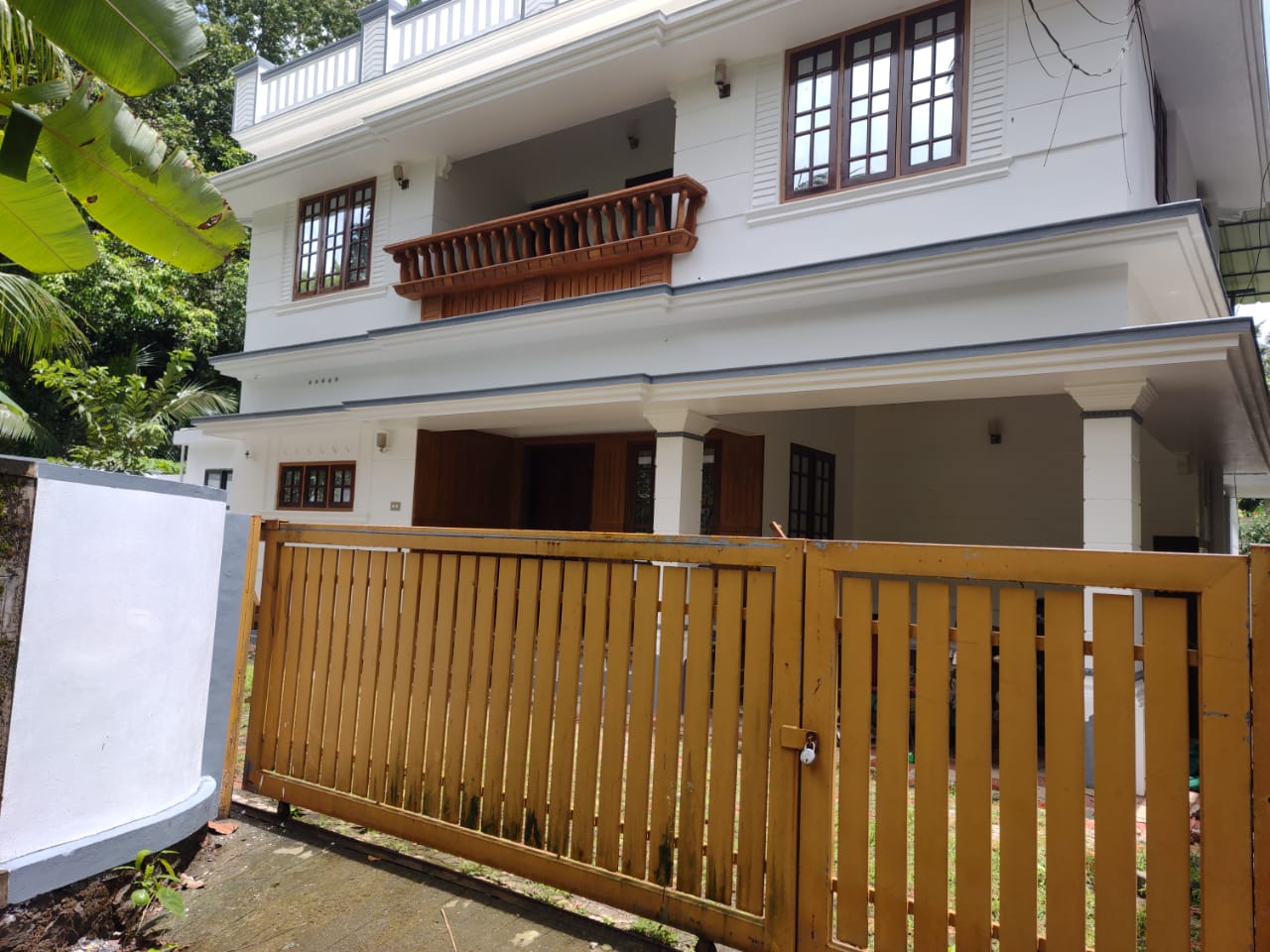 House for sale. 5.5 cent land and 2300 sqft. 5 BHK