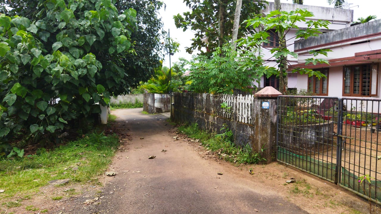 10 Cent, 1000 Sqft Old House for Sale - for sale in pallikkara, Kochi ( Ernakulam ), Kerala