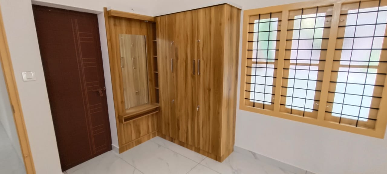 4BHK Semifurnished House with 4cent 1800sqft