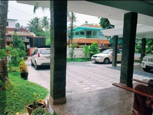 3BHK Fully Furnished Flat near Thevara,1480 sqft