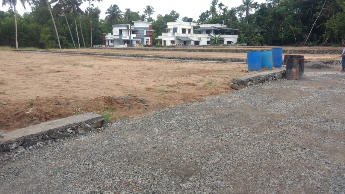 25cent land with old house in Kakkanad