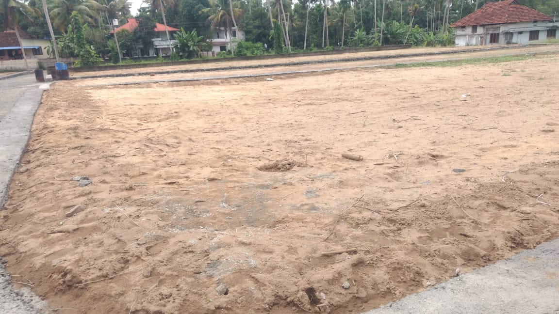 25cent land with old house in Kakkanad