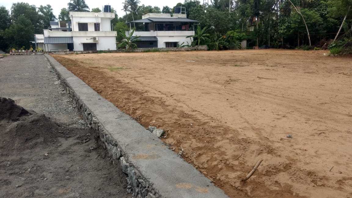 25cent land with old house in Kakkanad