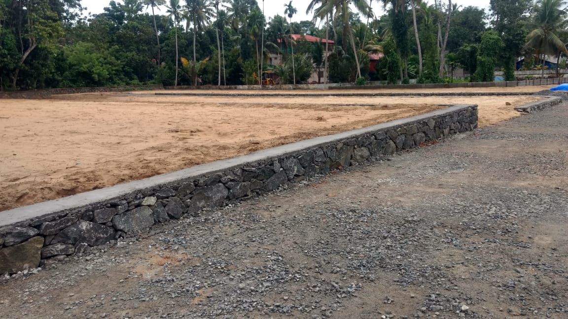 25cent land with old house in Kakkanad