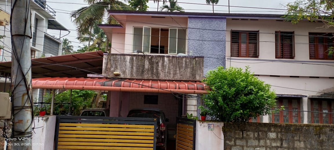 9.800Cents Land with 2000sqft  Old House - for sale in Tripunithura, Kochi ( Ernakulam ), Kerala