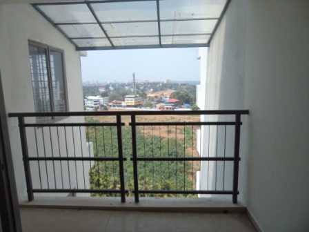 1600 sqft ,semi furnished flat at panampillinagar