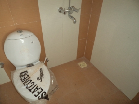 1600 sqft ,semi furnished flat at panampillinagar