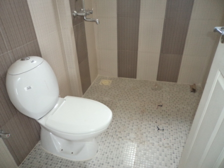 1600 sqft ,semi furnished flat at panampillinagar