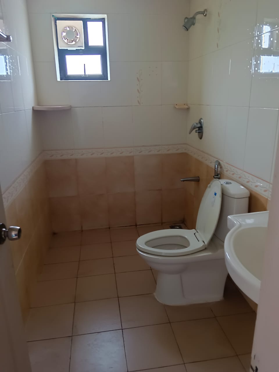 1685 sqft, 3BHK Fully Furnished Luxury flat in Vytilla