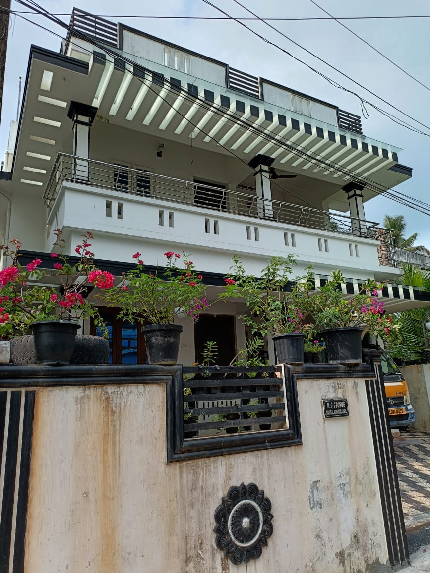 3BHK Semifurnished House with 4cent Land 1600sqft